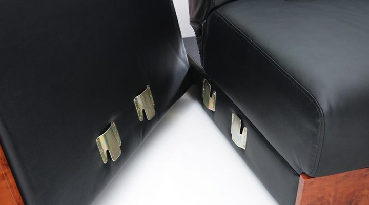 金具で固定します。