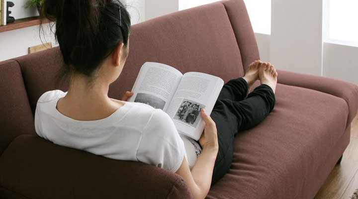 ひじ掛けを背もたれにして読書。